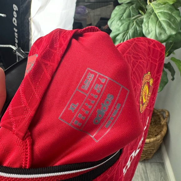 Women’s  Manchester United Red Home Authentic Pro Soccer Jersey 2023/2024 - Picture 8 of 9